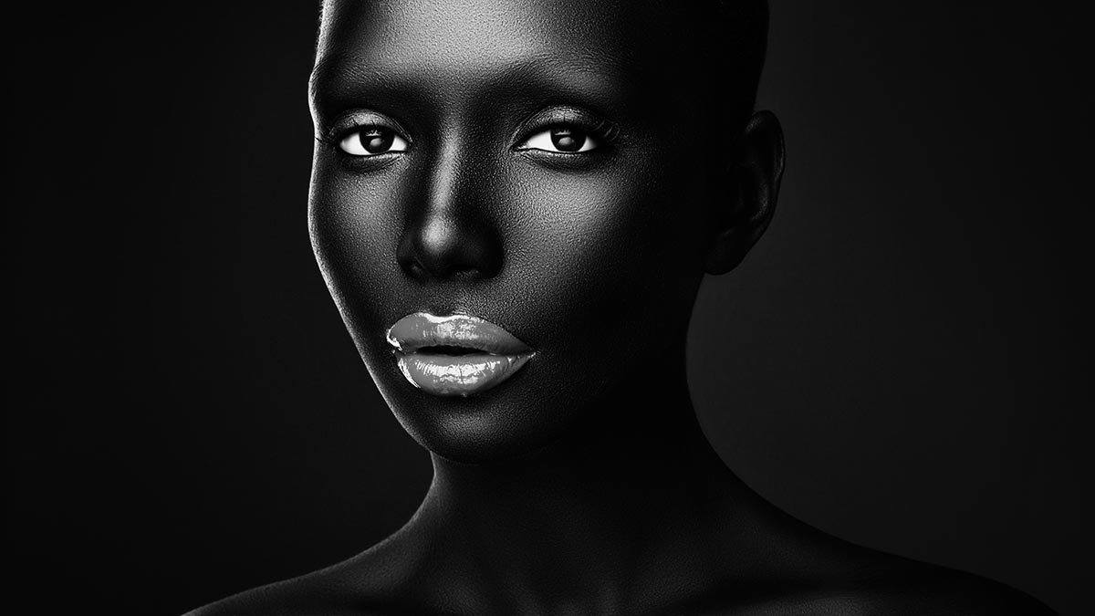 Кастинг чернокожей. Черная модель. Черная фотомодель. Девушка в черном. Лицо темнокожей девушки.